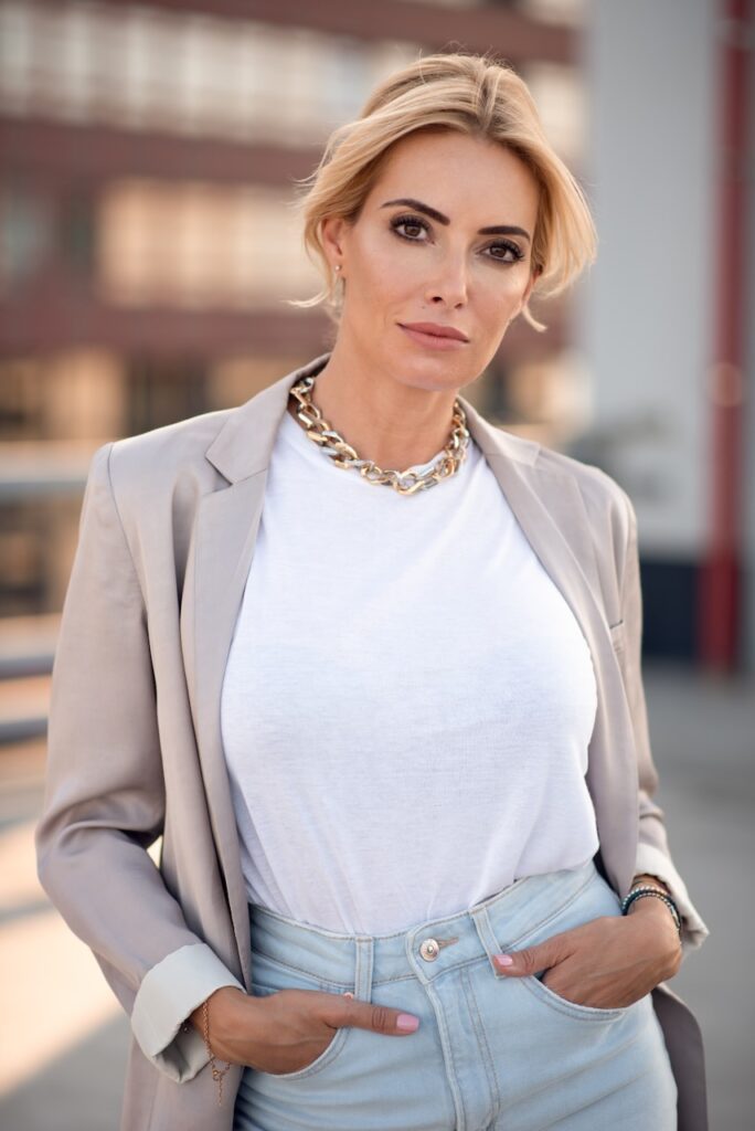 Businessporträt einer Frau im hellen Blazer und weißen Shirt im Freien