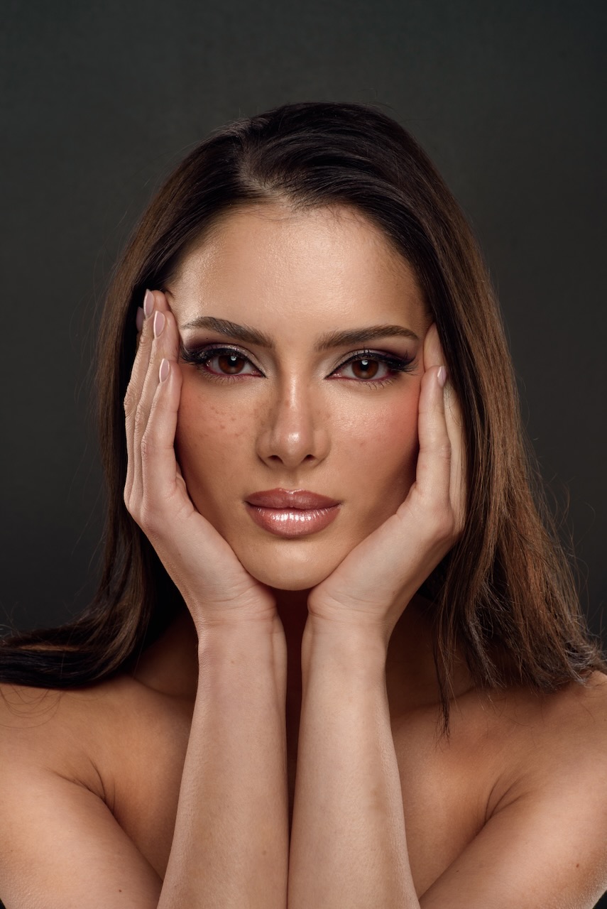 Beautyporträt einer Frau, die ihr Gesicht mit beiden Händen einrahmt