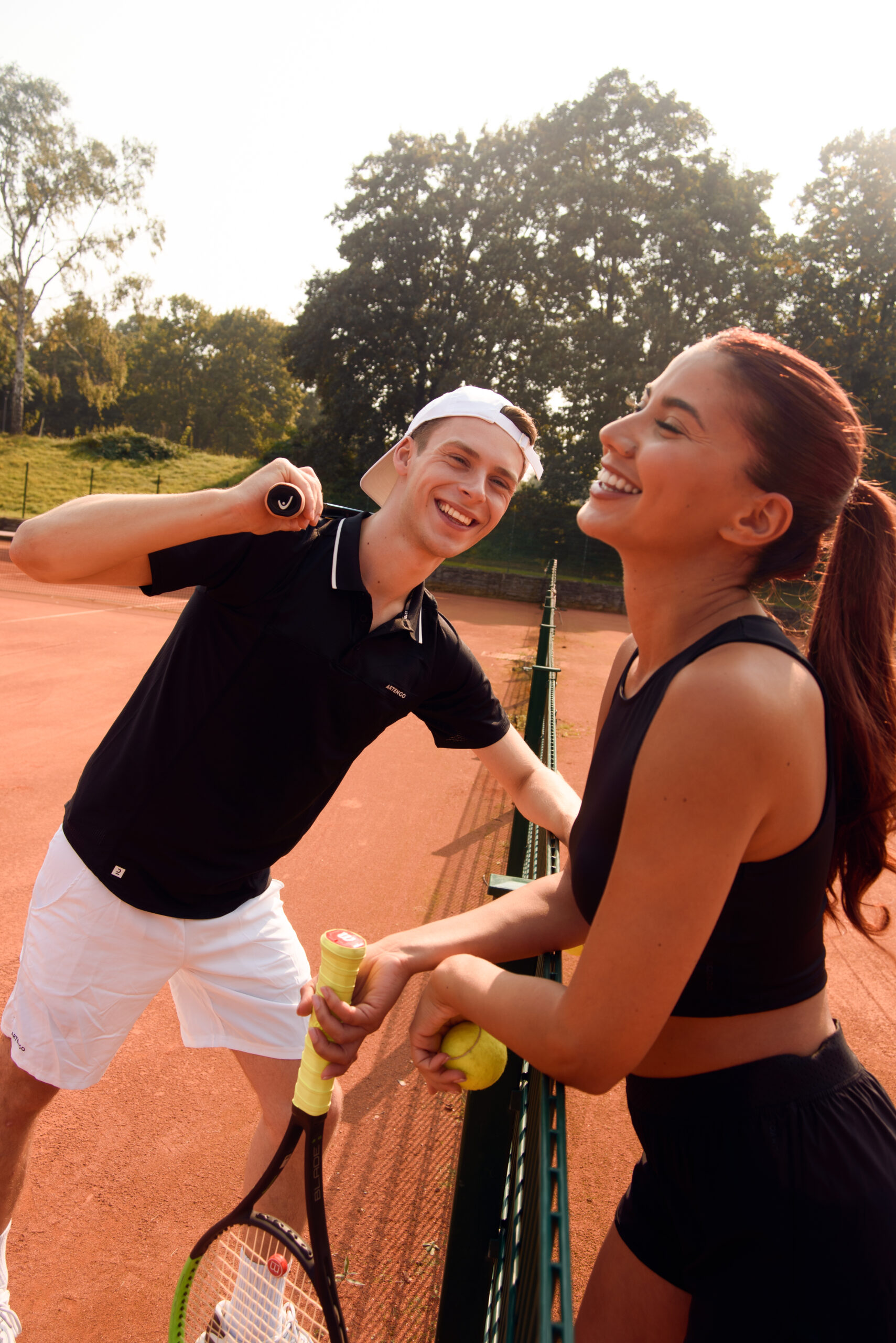 Zwei Sportlerinnen auf dem Tennisplatz