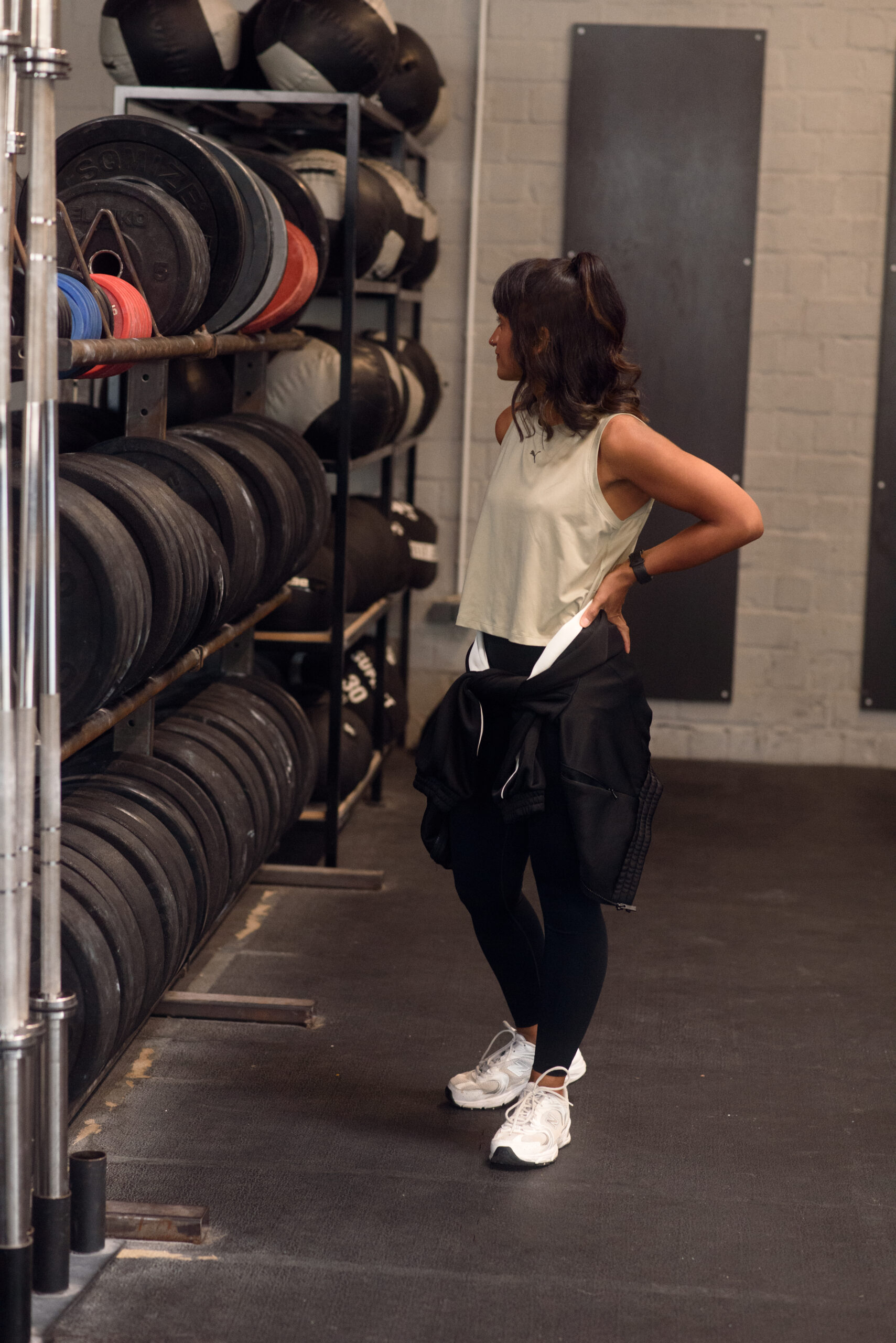 Sportlerin beim Training im Fitnessstudio