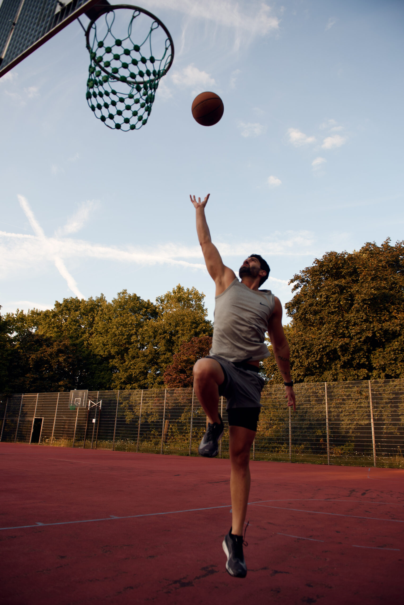 Basketballspieler beim Wurf auf dem Sportplatz