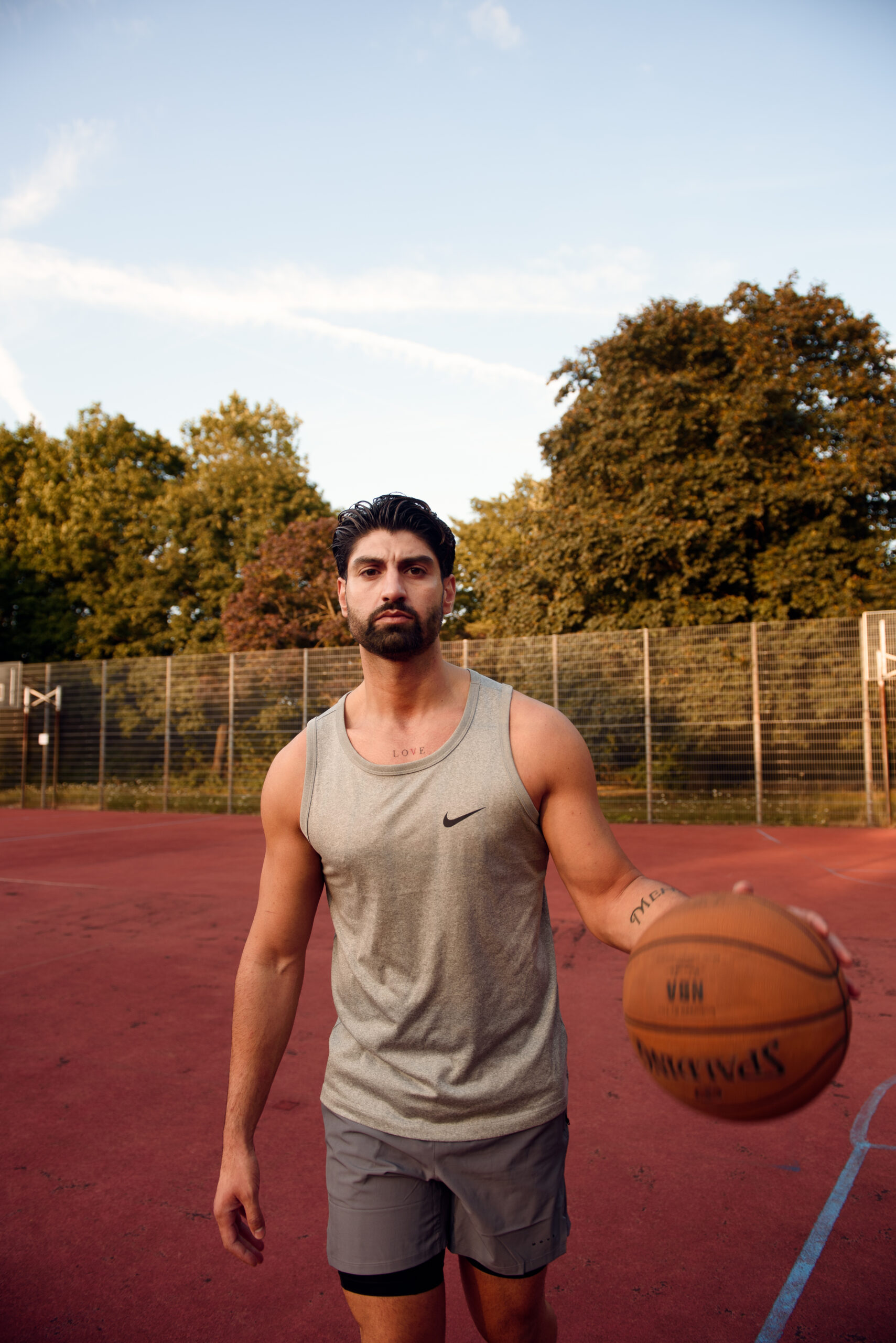 Sportler auf einem Basketballplatz im Freien